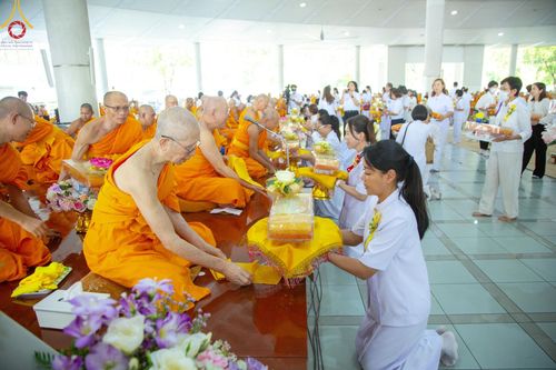 ภาพ No.205766:พิธีสวดพระพุทธมนต์ และถวายภัตตาหารเมนูสวรรค์แด่พระภิกษุ สามเณร วันจันทร์ที่ 3 กุมภาพันธ์ พ.ศ. 2568 ณ หอฉันคุณยายอาจารย์ฯ วัดพระธรรมกาย