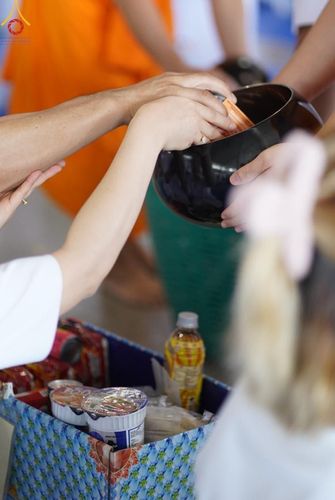 ภาพ No.149988:พิธีตักบาตร , พิธีปฎิบัติธรรม , พิธีถวายภัตตาหารเมนูสวรรค์ ในพรรษาแห่งการเข้าถึงธรรม วันธรรมชัย วันอังคารที่ 27 สิงหาคม พ.ศ.2567 ณ สภาธรรมกายสากล วัดพระธรรมกาย