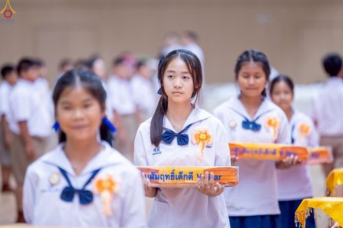 ภาพ No.246001:วันเสาร์ที่ 13 กันยายน พ.ศ. 2568 พิธีมอบผ้าไตรประธานกฐินสัมฤทธิ์เด็กดี V-Star ณ สภาธรรมกายสากล วัดพระธรรมกาย