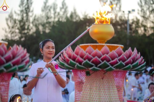 ภาพ No.192728:พิธีจุดประทีปถวายเป็นพุทธบูชา และบูชาธรรมมหาปูชนียาจารย์ ณ อนุสรณ์สถานคลองบางนางแท่น อ.สามพราน จ.นครปฐม ในโครงการธรรมยาตรา กตัญญูบูชา มหาปูชนียาจารย์ พระมงคลเทพมุนี(สด จนฺทสโร) พระผู้ปราบมาร อนุสรณ์สถาน 7 แห่ง ปีที่ 13 วันที่ 10 มกราคม พ.ศ. 2568