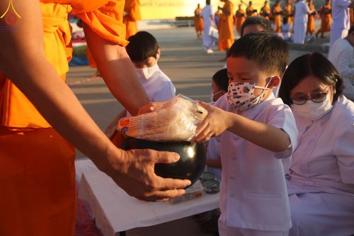 ภาพ No.105328:พิธีตักบาตรฉลองพระบวชใหม่ รุ่นบูชาธรรมมหาปูชนียาจารย์ และต้อนรับศักราชใหม่ วันจันทร์ที่ 1 มกราคม พ.ศ. 2567 ณ ลานธรรมพระมหาธรรมกายเจดีย์ วัดพระธรรมกาย