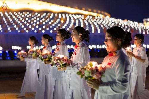 ภาพ No.279316:พิธีจุดวิสาขประทีป พิธีเวียนประทักษิณ ในวันวิสาขบูชา พุธที่ 22 พฤษภาคม พ.ศ. 2567 ( วันพระขึ้น 15 ค่ำ เดือน 6 ) ณ ลานธรรม พระมหาธรรมกายเจดีย์ วัดพระธรรมกาย จ.ปทุมธานี