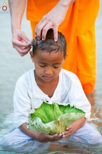 ภาพ No.63359:Photo Story  มหัศจรรย์วัดดงดินแดง Episode 1  พิธีปลงผมนาคธรรมทายาท  ในโครงการบรรพชาอุปสมบทหมู่ ฟื้นฟูพระพุทธศาสนาทั่วไทย วัดดงดินแดง ณ ลำน้ำแม่ตื่น อ.อมก๋อย จ.เชียงใหม่ วันที่ 2 เมษายน พ.ศ. 2567