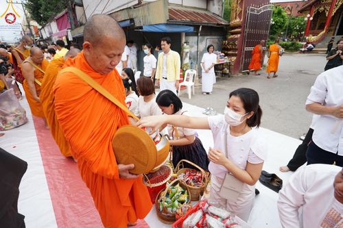 ภาพ No.146325:ตักบาตรพระ 1,384 รูป ทำบุญเมืองฝางครบรอบ 1,383 ปี ถวายเป็นพระราชกุศลแด่พระบาทสมเด็จพระเจ้าอยู่หัว เนื่องในโอกาสพระราชพิธีมหามงคล เฉลิมพระชนมพรรษา 6 รอบ 72 พรรษา วันเสาร์ที่ 27 กรกฎาคม พ.ศ.2567  ณ ถนนหน้าที่ว่าการอำเภอฝาง จ.เชียงใหม่