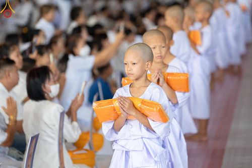 ภาพ No.133991:พิธีขอขมามอบผ้าไตร โครงการบรรพชาสามเณร ศูนย์อบรมวัดพระธรรมกาย ณ วัดพระธรรมกาย วันเสาร์ที่ 6 เมษายน พ.ศ. 2567