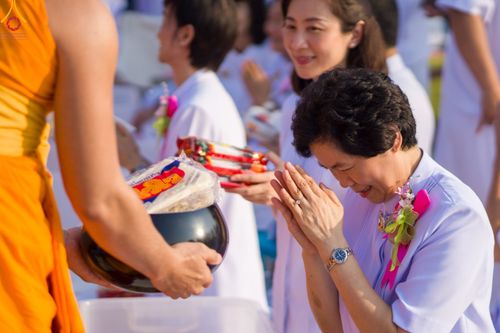 ภาพ No.110328:พิธีตักบาตรพระธรรมยาตราฯ ในโครงการธรรมยาตรากตัญญูบูชา มหาปูชนียาจารย์ พระมงคลเทพมุนี(สด จนฺทสโร) พระผู้ปราบมาร ปีที่ 12 ณ อนุสรณ์สถานลำดับที่ 2 สถานที่ตั้งมโนปณิธานบวชตลอดชีวิต อนุสรณ์สถานบางนางแท่น จ.นครปฐม วันที่ 11 มกราคม พ.ศ. 2567