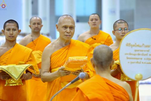 ภาพ No.233852:วันเสาร์ที่ 19 กรกฎาคม พ.ศ.2568 วันมหารำลึก ครั้งที่ 35 พิธีรำลึกถึงนักสร้างบารมี , พิธีสวดพระพุทธมนต์ , พิธีทอดผ้าบังสกุลและถวายไทยธรรม วัดพระธรรมกาย