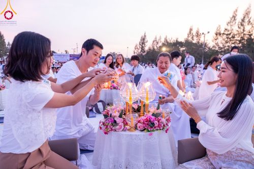 ภาพ No.109658:พิธีจุดประทีปถวายเป็นพุทธบูชา และบูชาธรรมมหาปูชนียาจารย์ วันที่ 10 มกราคม พ.ศ. 2567 ณ อนุสรณ์สถานคลองบางนางแท่น อ.สามพราน จ.นครปฐม