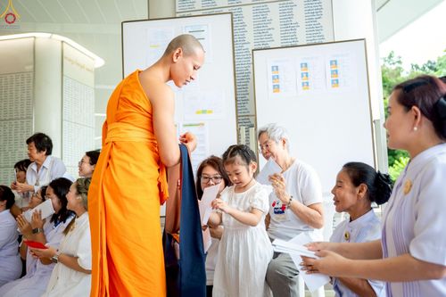 ภาพ No.227784:วันเสาร์ที่ 31 พฤษภาคม พ.ศ.2568 พิธีถวายผ้าไตรแด่สามเณรผู้เข้ารับการอุปสมบท , พิธีอุปสมบทสามเณรเตรียม DCI วัดพระธรรมกาย จ.ปทุมธานี