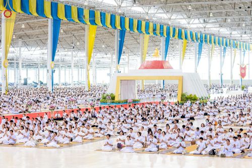 ภาพ No.143478:พิธีตักบาตร ข้าวสารอาหารแห้ง ณ บ้านแก้วเรือนทองคุณยายฯ และ พิธีบูชาข้าวพระ  ณ สภาธรรมกายสากล วัดพระธรรมกาย วันอาทิตย์ที่ 7 กรกฎาคม พ.ศ. 2567