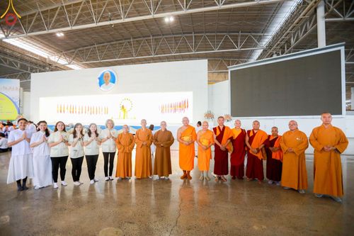 ภาพ No.124509:พิธีตักบาตรในวันมาฆบูชา ณ บ้านแก้วเรือนทองคุณยายฯ วัดพระธรรมกาย จ.ปทุมธานี วันเสาร์ที่ 24 กุมภาพันธ์ พ.ศ. 2567