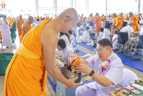 ภาพ No.240482:วันพุธที่ 27 สิงหาคม พ.ศ. 2568 พิธีตักบาตร ในวันธรรมชัย ณ วัดพระธรรมกาย จ.ปทุมธานี