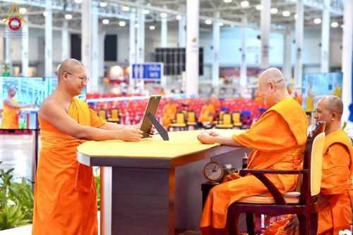 ภาพ No.237524:วันอาทิตย์ที่ 10 สิงหาคม พ.ศ.2568 พิธีมอบใบประกาศเกียรติคุณ โครงการสอบบาลี "ฉลองแชมป์" บูชาธรรม 80 ปี หลวงพ่อธัมมชโย ประจำปี 2568 และ พิธีมอบดวงแก้วสามเณรทรงบาลีไวยากรณ์ ณ สภาธรรมกายสากล วัดพระธรรมกาย ปทุมธานี