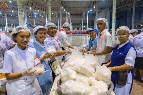 ภาพ No.58903:V.40 ภัตตาหารพระหมื่นวัด เราจัดให้ การปฏิบัติงานของเจ้าหน้าที่และอาสาสมัคร เพื่อรับบุญในการถวายภัตตาหาร แด่คณะสงฆ์ 10,000 กว่าวัดทั่วประเทศ ที่มาร่วมงานวันคุ้มครองโลก จันทร์ที่ 22 เมษายน พ.ศ. 2567 ณ วัดพระธรรมกาย