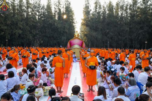 ภาพ No.107460:พิธีตักบาตรพระธรรมยาตราฯ ในโครงการธรรมยาตรากตัญญูบูชา มหาปูชนียาจารย์ พระมงคลเทพมุนี(สด จนฺทสโร) พระผู้ปราบมาร ปีที่ 12 ณ อนุสรณ์สถานมหาวิหารพระมงคลเทพมุนี อ.สองพี่น้อง จ.สุพรรณบุรี วันที่ 7 มกราคม พ.ศ. 2567