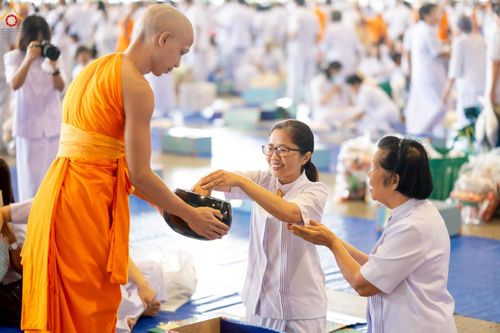 ภาพ No.263952:วันอาทิตย์ที่ 2 พฤศจิกายน พ.ศ. 2568 พิธีตักบาตรอาทิตย์ต้นเดือน ณ บ้านแก้วเรือนทองคุณยายฯ วัดพระธรรมกาย