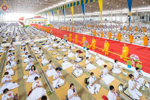 ภาพ No.99873:พิธีทอดผ้าป่า ต้นสมบัติจักรพรรดิ ในวันอาทิตย์ที่ 3 ธันวาคม พ.ศ. 2566 ณ สภาธรรมกายสากล วัดพระธรรมกาย จ.ปทุมธานี