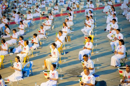 ภาพ No.160505:พิธีปลูกต้นทรัพย์บานชื่น ณ ลานธรรม พระมหาธรรมกายเจดีย์ วัดพระธรรมกาย จ.ปทุมธานี วันพฤหัสบดีที่ 10 ตุลาคม พ.ศ. 2567