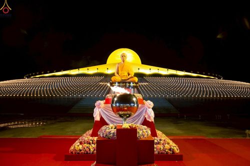 ภาพ No.253718:วันที่ 10 ตุลาคม พ.ศ. 2568 พิธีจุดประทีปบูชาพระผู้ปราบมาร, พิธีจุดประทีปบนพระมหาธรรมกายเจดีย์  20,000 ดวง เนื่องในวันคล้ายวันเกิดครบรอบ 141 ปี พระมงคลเทพมุนี (สด จนฺทสโร)