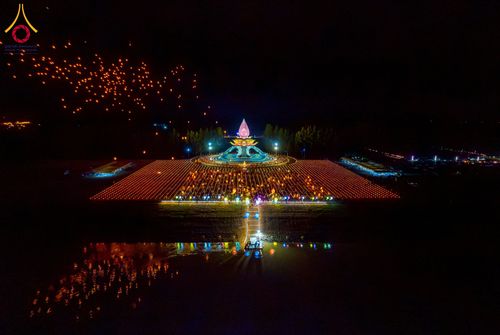 ภาพ No.266185:วันพุธที่ 5 พฤศจิกายน พ.ศ. 2568 (วันพระ ขึ้น 15 ค่ำ เดือน 12) พิธีจุดประทีปโคมลาน, โคมลอย และลอยกระทง ถวายประทีปเป็นพุทธบูชา สร้างความสว่างไสวให้กับแผ่นดินด้วยแสงธรรม ณ พุทธอุทยานนานาชาติ จังหวัดหนองคาย