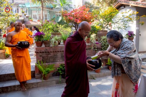 ภาพ No.213193:วันที่ 17 - 18 มีนาคม พ.ศ. 2568 คณะสงฆ์และสามเณรเดินบิณฑบาต รอบเมืองในพื้นที่ วัดสยมภูวนาถและราชวังปาตัน ณ เมืองกาฐมาณฑุ ประเทศเนปาล