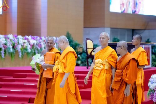 ภาพ No.146174:วันมหารำลึก ครั้งที่ 34 พิธีร่วมรำลึกถึงนักสร้างบารมีที่ล่วงลับไปแล้ว , พิธีสวดพระพุทธมนต์ ณ ห้องแก้วสารพัดนึก 1 วัดพระธรรมกาย วันเสาร์ที่ 27 กรกฎาคม พ.ศ. 2567