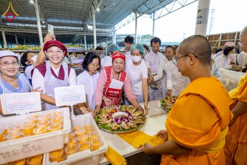 ภาพ No.204372:พิธีถวายภัตตาหารเป็นสังฆทาน แด่พระธรรมยาตรา ณ วัดพระธรรมกาย ตำบลคลองสาม อำเภอคลองหลวง จังหวัดปทุมธานี ในโครงการธรรมยาตรา กตัญญูบูชา มหาปูชนียาจารย์ พระมงคลเทพมุนี(สด จนฺทสโร) พระผู้ปราบมาร อนุสรณ์สถาน 7 แห่ง ปีที่ 13 วันที่ 31 มกราคม พ.ศ. 2568