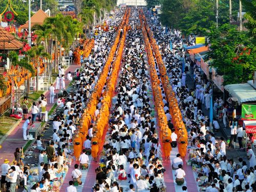 ภาพ No.101903:ตักบาตรพระ 10,000 รูป เติมบุญให้แผ่นดิน เนื่องในโอกาส 192 ปี จังหวัดกาญจนบุรี หนึ่งในโครงการตักบาตรพระ 2,000,000 รูป  77 จังหวัดทุกวัดทั่วไทย วันจันทร์ที่ 11 ธันวาคม พ.ศ. 2566 บริเวณถนนสองแคว (SKY WALK) เมืองกาญจนบุรี