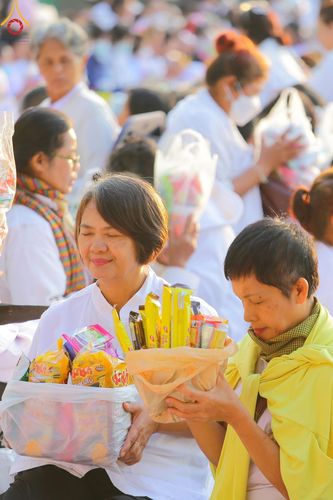 ภาพ No.193041:พิธีตักบาตรพระธรรมยาตรา ณ อนุสรณ์สถานคลองบางนางแท่น อ.สามพราน จ.นครปฐม ในโครงการธรรมยาตรา กตัญญูบูชา มหาปูชนียาจารย์ พระมงคลเทพมุนี(สด จนฺทสโร) พระผู้ปราบมาร อนุสรณ์สถาน 7 แห่ง ปีที่ 13 วันที่ 11 มกราคม พ.ศ.2568