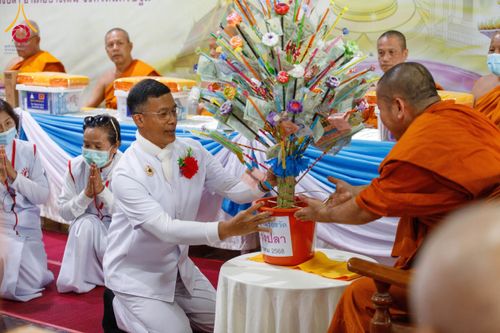 ภาพ No.202230:พิธีเจริญพระพุทธมนต์ ปฏิบัติธรรม มอบทุนการศึกษา ถวายสังฆทาน 108 วัด เพื่อถวายเป็นพุทธบูชา และขับเคลื่อนโครงการหมู่บ้านรักษาศีล 5 โดยคณะสงฆ์จังหวัดนครปฐม คณะศิษยานุศิษย์วัดพระธรรมกาย โครงการธรรมยาตรา ปีที่ 13 ณ วัดบางปลา อำเภอบางเลน จังหวัดนครปฐม