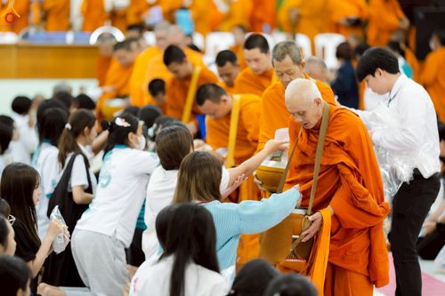 ภาพ No.243143:วันพฤหัสบดีที่ 4 กันยายน พ.ศ. 2568 เวลา 07.00-08.15 น. มหาวิทยาลัยเกษตรศาสตร์ กำแพงแสน ร่วมทำบุญตักบาตร Freshy KU85 พระสงฆ์ 85 รูป