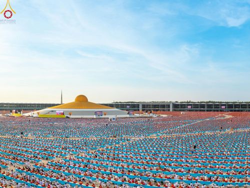 ภาพ No.221644:วันอังคารที่ 22 เมษายน พ.ศ. 2568 ภาพพิธีถวายมหาสังฆทานคณะสงฆ์ 40,000 กว่าวัดทั่วประเทศ เนื่องในวันคุ้มครองโลก ชุดที่ 2 (ปลื้มให้สมการรอคอย) ณ ลานธรรมพระมหาธรรมกายเจดีย์ วัดพระธรรมกาย