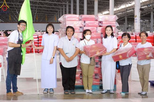 ภาพ No.214417:วันที่ 29 มีนาคม พ.ศ.2568 กิจกรรมใส่ถุงซิปกล่องไทยธรรม เพื่อรักษาความประณีตของกล่องไทยธรรม ในทุกสภาพอากาศ ณ บ้านแก้วเรือนทองคุณยาย วัดพระธรรมกาย