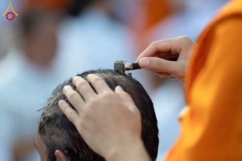 ภาพ No.135797:พิธีปลงผมธรรมทายาท โครงการบรรพชาและอุปสมบทหมู่ รุ่นบูชาธรรม 80 ปี หลวงพ่อธัมมชโย ณ หมู่บ้านบรรลุธรรม วัดพระธรรมกาย วันที่ 7 เมษายน พ.ศ. 2567