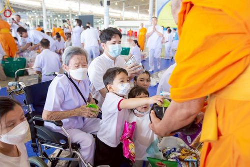 ภาพ No.222059:วันที่ 4 พฤษภาคม พ.ศ. 2568 พิธีตักบาตร เนื่องในวันอาทิตย์ต้นเดือน ณ บ้านแก้วเรือนทองคุณยายฯ วัดพระธรรมกาย