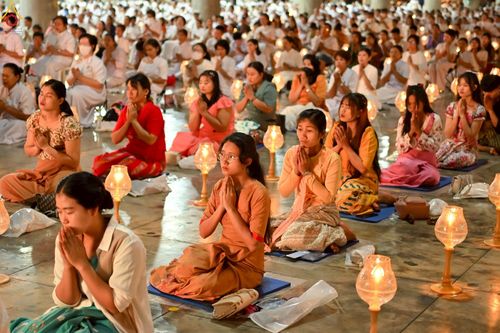 ภาพ No.224046:วันวิสาขบูชา วันอาทิตย์ที่ 11 พฤษภาคม พ.ศ. 2568 พิธีจุดวิสาขประทีป ,  พิธีเวียนประทักษิณรอบพระมหาธรรมกายเจดีย์ , พิธีฉลองชัยสวดมนต์บทธัมมจักกัปปวัตตนสูตร ครบ 7,357,000,000 จบ ณ มหารัตนวิหารคด วัดพระธรรมกาย