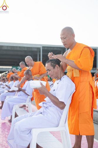 ภาพ No.180080:พิธีปลงผมนาคธรรมทายาท ในโครงการอุปสมบทหมู่ บูชาธรรมมหาปูชนียาจารย์ (ศูนย์อบรมวัดพระธรรมกาย) วันที่ 1 ธันวาคม พ.ศ. 2567 ณ ลานธรรมหารัตนวิหารคด วัดพระธรรมกาย จ.ปทุมธานี