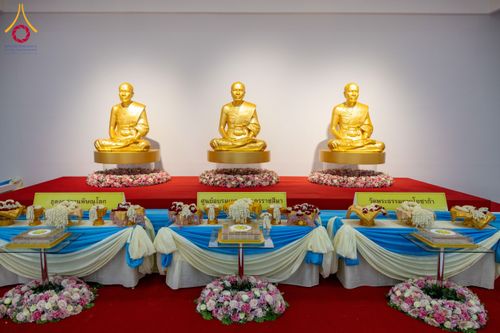 ภาพ No.160885:พิธีเจริญพระพุทธมนต์ และปิดแผ่นทองรูปเหมือน พระเดชพระคุณพระมงคลเทพมุนี (สด จนฺทสโร) พระผู้ปราบมาร จำนวน 3 องค์ วันเสาร์ที่ 5 ตุลาคม พ.ศ. 2567 ณ อาคารปลูกศรัทธา 2 (ชานชลาเดิม) วัดพระธรรมกาย อ.คลองหลวง จ.ปทุมธานี