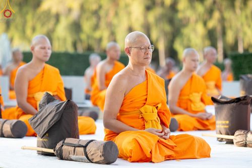 ภาพ No.187009:พระธรรมยาตราปฏิบัติธรรม และถ่ายภาพหมู่ประวัติศาสตร์ ปีที่ 13 ณ ลานทิศตะวันออก มหาวิหารพระมงคลเทพมุนี วัดพระธรรมกาย จ.ปทุมธานี วันเสาร์ที่ 28 ธันวาคม พ.ศ. 2567