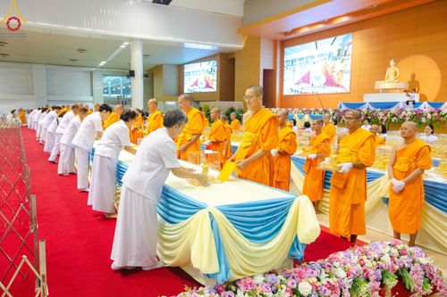 ภาพ No.159561:สัมมนาพิเศษและพิธีมอบองค์พระธรรมกาย 2,000 องค์ ณ ห้องแก้วสารพัดนึก 1 วัดพระธรรมกาย วันอาทิตย์ต้นเดือนที่ 6 ตุลาคม พ.ศ. 2567