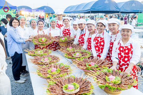 ภาพ No.198408:พิธีถวายภัตตาหารเป็นสังฆทาน แด่พระธรรมยาตรา ณ อนุสรณ์สถานบางปลา วัดบางปลา อำเภอบางเลน จังหวัดนครปฐม ในโครงการธรรมยาตรา กตัญญูบูชา มหาปูชนียาจารย์ พระมงคลเทพมุนี(สด จนฺทสโร) พระผู้ปราบมาร อนุสรณ์สถาน 7 แห่ง ปีที่ 13 วันที่ 20 มกราคม พ.ศ. 2568