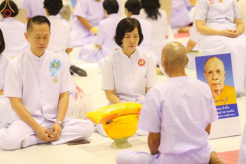 ภาพ No.101506:พิธีเวียนประทักษิณ, พิธีวันทาเจดีย์, พิธีขอขมาและมอบผ้าไตร ในโครงการอุปสมบทหมู่ รุ่นบูชาธรรมมหาปูชนียาจารย์ ณ วัดพระธรรมกาย ในวันที่ 9 ธันวาคม พ.ศ. 2566