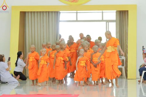 ภาพ No.216271:วันเสาร์ที่ 5 เมษายน พ.ศ. 2568 พิธีตัดปอยผม พิธีขอขมาผู้ปกครอง พิธีขอขมามอบผ้าไตร พิธีบรรพชา พิธีถวายบาตรสามเณร ณ ศูนย์ปฏิบัติธรรมและศูนย์อบรมเยาวชนเพชรบุรี ต.ท่าแลง อ.ท่ายาง จ.เพชรบุรี