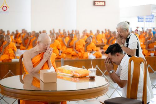ภาพ No.143266:พิธีถวายภัตตาหารเพื่อเป็นกำลังแห่งการเข้าถึงธรรม ของพระภิกษุสามเณร วัดพระธรรมกาย วันเสาร์ที่ 6 กรกฏาคม พ.ศ. 2567 ณ หอฉันคุณยายอาจารย์ วัดพระธรรมกาย จ.ปทุมธานี