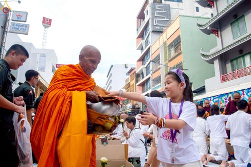 ภาพ No.237143:วันอาทิตย์ที่ 10 สิงหาคม พ.ศ. 2568 มหาสังฆทานครั้งยิ่งใหญ่ ตักบาตรพระ 10,000 รูป ถ.นิพัทธ์อุทิศ 3 ใจกลางนครหาดใหญ่ จ.สงขลา (ชุดที่ 2)