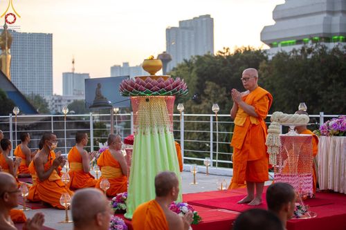 ภาพ No.201753:พิธีจุดประทีปถวายเป็นพุทธบูชา และบูชาธรรมมหาปูชนียาจารย์ ณ อาคารธรรมยาตรา กตัญญูบูชามหาปูชนียาจารย์ ตรงข้ามวัดปากน้ำภาษีเจริญ จ.กรุงเทพมหานคร ในโครงการธรรมยาตรา กตัญญูบูชา มหาปูชนียาจารย์ พระมงคลเทพมุนี(สด จนฺทสโร) พระผู้ปราบมาร อนุสรณ์สถาน 7 แห่ง