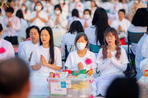 ภาพ No.201111:พิธีตักบาตรพระธรรมยาตรา ณ อนุสรณ์สถานลำดับที่ 5 สถานที่เผยแผ่วิชชาธรรมกายครั้งแรก อนุสรณ์สถานบางปลา วัดบางปลา อำเภอบางเลน จังหวัดนครปฐม ในโครงการธรรมยาตรา กตัญญูบูชา มหาปูชนียาจารย์ พระมงคลเทพมุนี(สด จนฺทสโร) พระผู้ปราบมาร อนุสรณ์สถาน 7 แห่ง ปีที่ 13