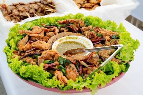 ภาพ No.190549:สาธุชนถวายภัตตาหารเป็นสังฆทาน แด่พระธรรมยาตรา ณ อนุสรณ์สถานมหาวิหารพระมงคลเทพมุนี (โลตัสแลนด์) อ.สองพี่น้อง จ.สุพรรณบุรี ในโครงการธรรมยาตรา กตัญญูบูชา มหาปูชนียาจารย์ พระมงคลเทพมุนี(สด จนฺทสโร) พระผู้ปราบมาร แห่ง ปีที่ 13 วันที่ 7 มกราคม พ.ศ.2568