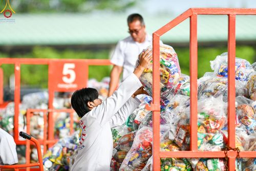 ภาพ No.139149:พิธีตักบาตร , พิธีบูชาข้าวพระ ณ ห้องแก้วสารพัด 1 สภาธรรมกายสากล วัดพระธรรมกาย วันอาทิตย์ต้นเดือนที่ 2 มิถุนายน พ.ศ. 2567
