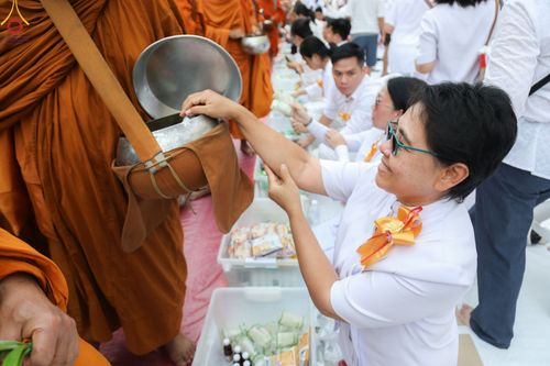 ภาพ No.85982:ตักบาตรพระนานาชาติ 10,000 รูป ใจกลางนครหาดใหญ่ จ.สงขลา วันอาทิตย์ที่ 20 สิงหาคม พ.ศ. 2566